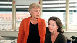 Solidarität unter Frauen: Ellen (Gudrun Landgrebe, re.) findet Trost bei ihrer Verlegerin Marta Bosch (Nicole Heesters).