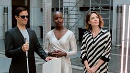 Solveig (Florence Kasumba, Mitte) empfängt Alexander Haller (Philipp Hochmair) und seine Schwester Sophie (Patricia Aulitzky) zur Vernissage.