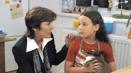 Sonja (Thekla Carola Wied) hat sich Sorgen gemacht, weil die kleine Paula (Kimberly Colditz) weg gelaufen ist, um sich um ihr Kaninchen zu kümmern.