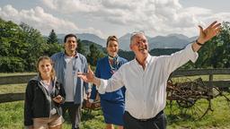 Sophie (Aglaia Szyszkowitz), Ehemann Philippe (Francois Smésny) und Tochter Leonie (Alina Abgarjan) kaufen von Ludwig Fuchsbichler (Christian Hoening, re.) einen alten Hof.