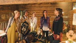 Sophie (Aglaia Szyszkowitz, re.) freut sich: Anne (Doris Schretzmayer, 2. V. re.) quartiert sich mit Ihrer Achtsam-Gruppe als Urlaubsgäste ein. Von links nach rechts: Toni (Susanne Rasper), Magda (Astrid Achtzehn) und Barbara (Anja Klindworth).