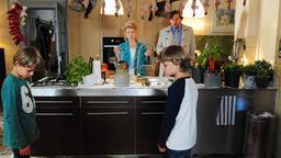 Sophie kocht: Sophie (Annette Frier) und Hubertus (Hans-Jochen Wagner) mit Ben (Leopold Schmidt) und Max (Konstantin Schmidt) in der Küche. 