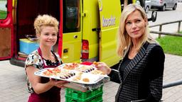 Sophie kocht: Fanny (Nina Ruge) ist ganz begeistert von Sophies (Annette Friers) Catering.