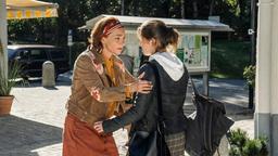 Sophie (Aglaia Szyszkowitz) sorgt sich um ihre Tochter Leonie (Carolin Garnier, re.), die überraschend aus Paris zurückkehrt.