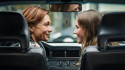 Sophie (Aglaia Szyszkowitz, vorne) und Tochter Leonie (Carolin Garnier) sind jetzt ein Team!
