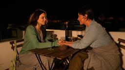 Soraia (Filipa Areosa, li.) gesteht ihrer Schwester Graciana (Eva Meckbach) ihre Gefühle für Leander