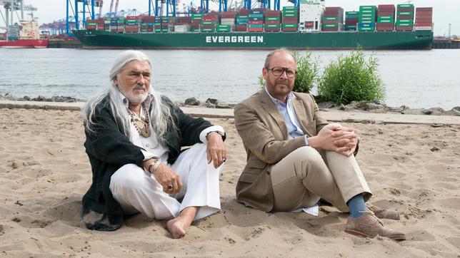 Sorel sen. (Mario Adorf, links) und sein Sohn Dr. Magnus Sorel (Axel Milberg, rechts) haben ein vertrauliches Gespräch am Elbstrand.