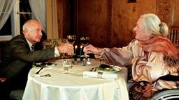 Spätes Glück: Plötz (Heinz Gerhard Lück) und seine Flamme Ilse (Gudrun Okras) beim romantischen Dinner for two.