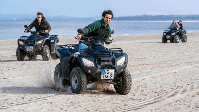 Bild: NDR/Oliver Feist Spaß am Strand: Flo (Jascha Baum) und Ben (Emil Belton)