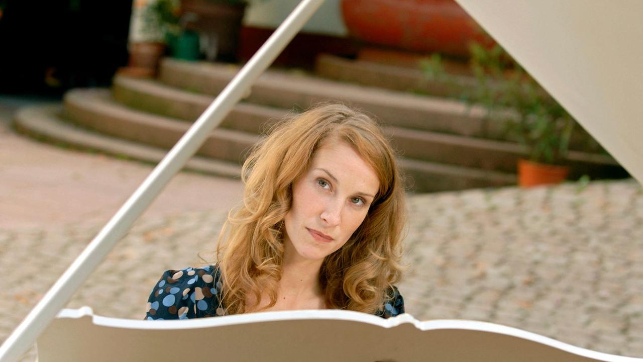 Spielt den Hochzeitswalzer: Starpianistin Lotta (Chiara Schoras).