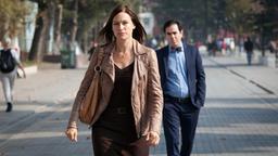 Mustafa Tombul (Oscar Ortega Sánchez) verfolgt Iris Bischoff (Nina Kronjäger).