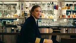 Stefan (Lars Eidinger) ist nicht mehr flugtauglich, zieht sich aber abends die Uniform an und treibt sich in Bars rum.