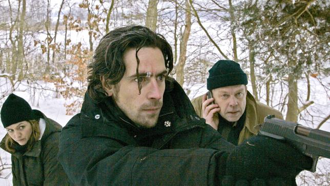 Bild: ARD Degeto Stefan Lindman (Ola Rapace, Mitte) ermittelt mit Kommissar Wallander (Krister Henriksson) und seiner Kollegin Linda Wallander (Johanna Sällström) verfolgen Verbrecher im Wald.
