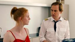 Stefan (Lars Eidinger) möchte die Kontrolle über seine Tochter Vicky (Mathilde Berger) haben, obwohl er nicht das Sorgerecht hat.