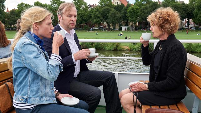 Bild: ARD Degeto/Frank Dicks Stefan (Stephan Grossmann) und Floriane (Nele Kiper) gehen auf Schmusekurs mit Tante Ingrid (Kathrin Ackermann, re.).