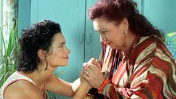 Stella (Sandra Speichert, li.) beichtet ihrer Mutter Antonia (Roswitha Dost) von ihrer neuen Liebe.