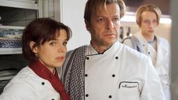 Sternekoch Frank (Roland Koch), seine Mitarbeiterin Amelie (Greta Galisch de Palma) und sein Sohn Jan (Tim Morten Uhlenbrock) können kaum glauben, dass Linda mitten im Restaurant zu tanzen anfängt.