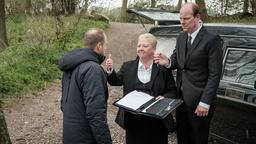 Stets zu Diensten: Beerdigungsunternehmer Frau Bleckmann (Regine Hentschel) und Herr Töteberg (Stephan A. Tölle, mit Hinnerk Schönemann)