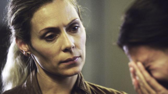 Bild: ARD Degeto/Eyeworks Film/Calle Persson Maria Wern, Kripo Gotland: Maria (Eva Röse) vernimmt eine Zeugin.
