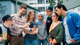 Stimpel (Phil Laude) plant einen Tanzkurs und zeigt Robert (Tim Alberti), Annika (Mathilda Smidt), Dilara (Jansel Dogan), Trip (Vincent Hahnen) , Kira (Derya Dilber) und Osman (Mido Kotaini) stolz die Bilder von ihm selbst und seiner Freundin beim Abschlussball