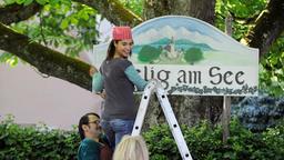 Stolz bringen Malu (Nadia Hilker), Johanna (Jutta Speidel) und Franz (Ingo Naujoks) das neue Schild der frisch eröffneten Pension an.