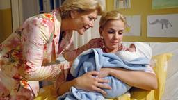Stolz präsentiert Leonie (Denise Zich, re.) ihrer Mutter Hedi (Christiane Hörbiger) ihr Neugeborenes.