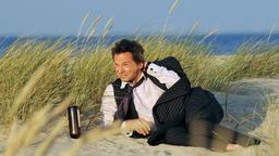 Strafe muss sein: Der treulose Stefan (David C. Bunners) hat die Nacht allein am zugigen Strand verbracht.