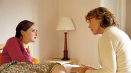 Susanne (Gaby Dohm) führt mit der liebeskranken Lissy (Deborah Kaufmann) ein ernstes Gespräch.