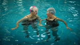 Susanne (Steffi Kühnert) und ihre beste Freundin Maria (Johanna Gastdorf, li.) treffen sich beim Synchronschwimmen.