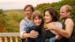 Sven (Jan Sosniok, li.), Lolle (Felicitas Woll, 2. v. li.), Dana (Janina Uhse) und Hart (Matthias Klimsa) am Ende der Reise.