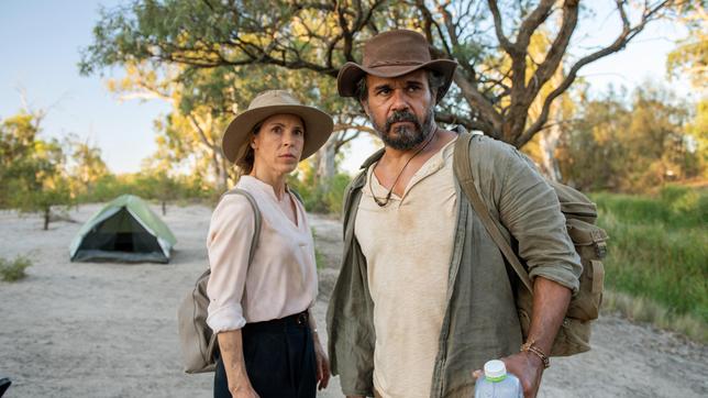 Svenja (Anneke Kim Sarnau) ist bei ihrem „Walkabout“ mit Kalti (Aaron Pedersen) unterwegs.