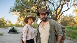 Svenja (Anneke Kim Sarnau) ist bei ihrem „Walkabout“ mit Kalti (Aaron Pedersen) unterwegs.