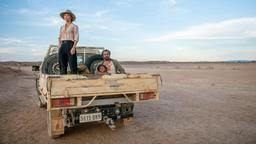 Svenja (Anneke Kim Sarnau), Kalti (Aaron Pedersen) und sein Sohn Jack (Tjiirdm McGuire, Mitte) sind mitten im australischen Outback