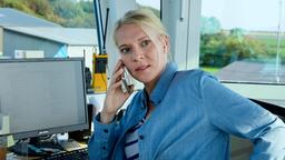 Swantje (Nadine Boske) ist für alles zuständig auf dem Flugplatz.