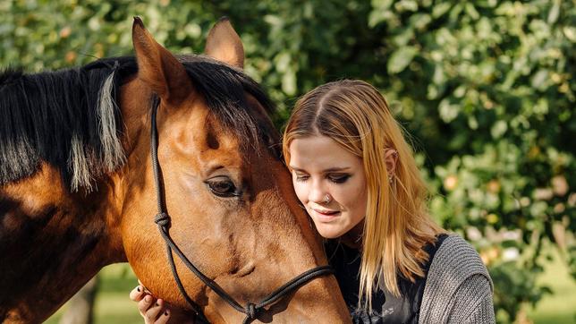 Bild: ARD Degeto/Hendrik Heiden Tabea (Nele Trebs) freundet sich mit "Jacomo" an.