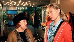 Tante Olga (Brigitte Mira, li.) trifft in der Astrologin Lena (Anica Dobra) eine Gleichgesinnte.