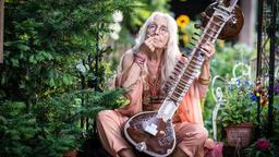 Tante Ruth (Sabine Hahn) aus Goa hat sich samt buddhistischer Grundhaltung, Joint und Sitar in Oberrieslingen eingenistet.