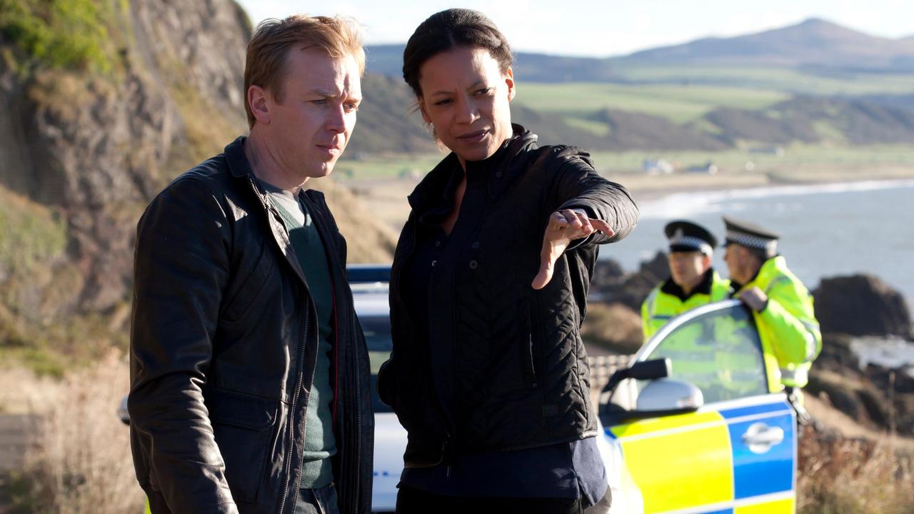 MORD AUF SHETLAND: Tatortermittlerin Willow Reeves (Nina Sosanya) informiert Polizist Sandy Wilson (Steven Robertson) über den Unfall.