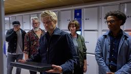 Teamwork (v. li. n. re.): Brad (Luke Allen-Gale), Hendrik (Darrell D'Silva), Piet Van der Valk (Marc Warren), Lucienne (Maimie McCoy) und Job (Elliot Barnes Worrell).