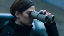 Tess (Laura de Boer) beobachtet in Spitzbergen Max und Thea.