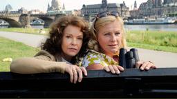 Thea (Katrin Sass) und Babette (Petra Kleinert, re.) legen sich in Dresden auf die Lauer.
