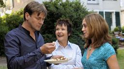 Theo (Marcus Mittermeier) kann den Humor von seiner Mutter Eva (Katrin Sass) und seiner Frau Marlene (Julia Richter, re.) nicht teilen.
