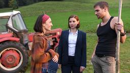 Therese (Martina Ebm, Mitte) hilft dem Biobauern Fritz (Robert Finster) und seiner Frau Laura (Maddalena Noemi Hirschal).