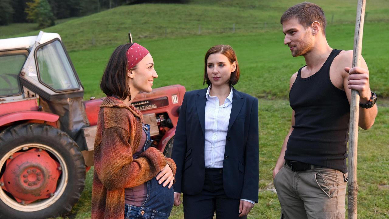 Therese (Martina Ebm, Mitte) hilft dem Biobauern Fritz (Robert Finster) und seiner Frau Laura (Maddalena Noemi Hirschal).