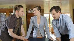 Thomas (Ole Puppe, re.), Elke (Annika Kuhl) und ihr Mann Sebastian (Wanja Mues) überlegen, wie man ihre zertrittenen Eltern endlich zur Vernunft bringen könnte.