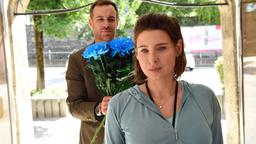 Thomas (Bernhard Piesk) meint es ernst bei Therese (Martina Ebm).