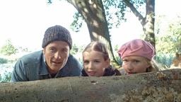 Thomas "Tommy" (Markus Knüfken), Gabriela (Johanna Christine Gehlen, re.) und die kleine Theresa (Laura Szalski) auf Tour durch den Wald.
