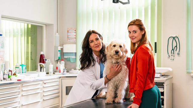 Tierärztinnen Maja Freydank (Bettina Zimmermann) und Julia Kramer (Meriel Hinsching) mit Hund Tessa.