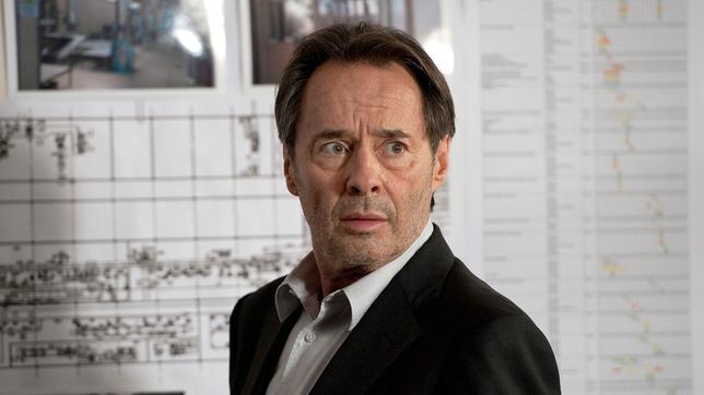 Bild: ARD Degeto/Nicolas Maack Donna Leon - Tierische Profite: Brunetti (Uwe Kockisch) sieht sich am Tatort um.