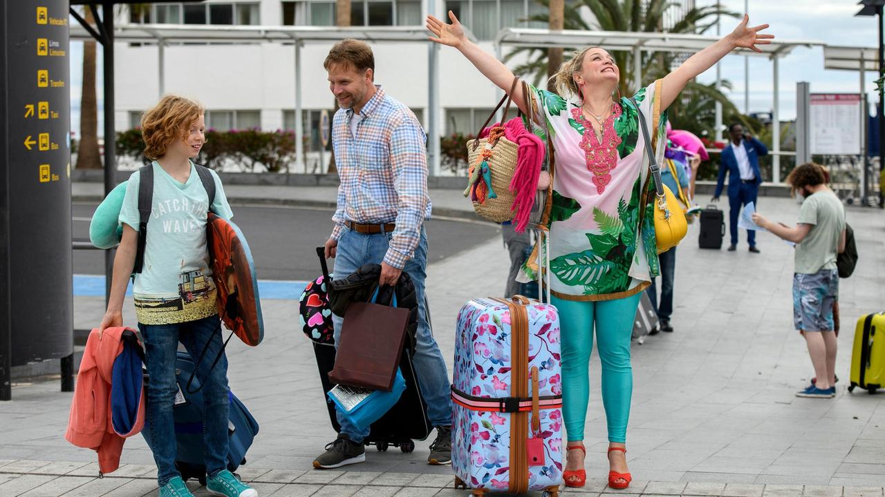 Tinka (Anna König, 2. v. re.) ist happy. Sie, ihr Sohn Paul (Arsseni Bultmann, re.) und ihr Traummann Jürgen (Janek Rieke) machen Urlaub auf Teneriffa.